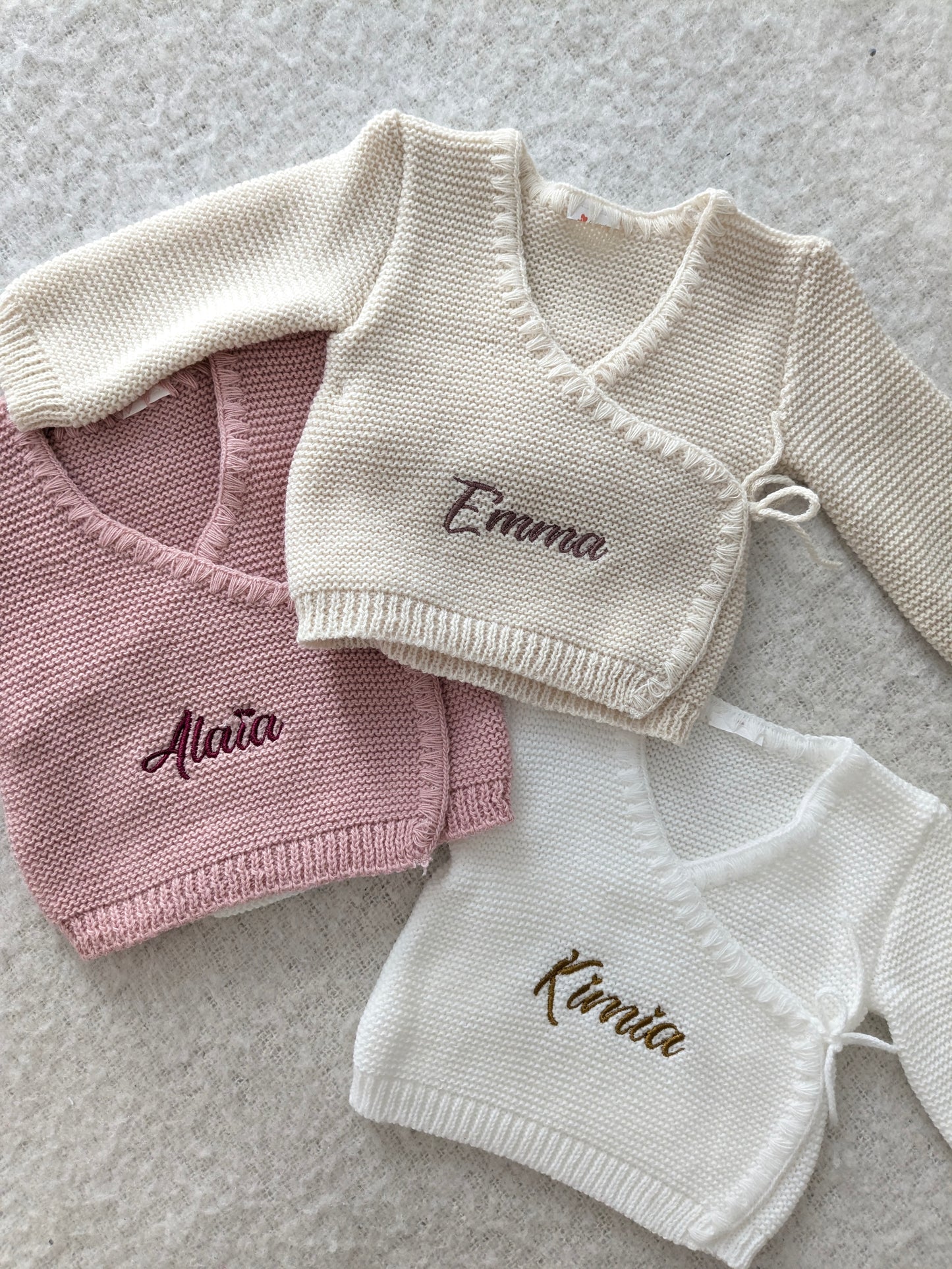 Ensemble bébé en tricot personnalisé Coloris Blanc– Prénom brodé