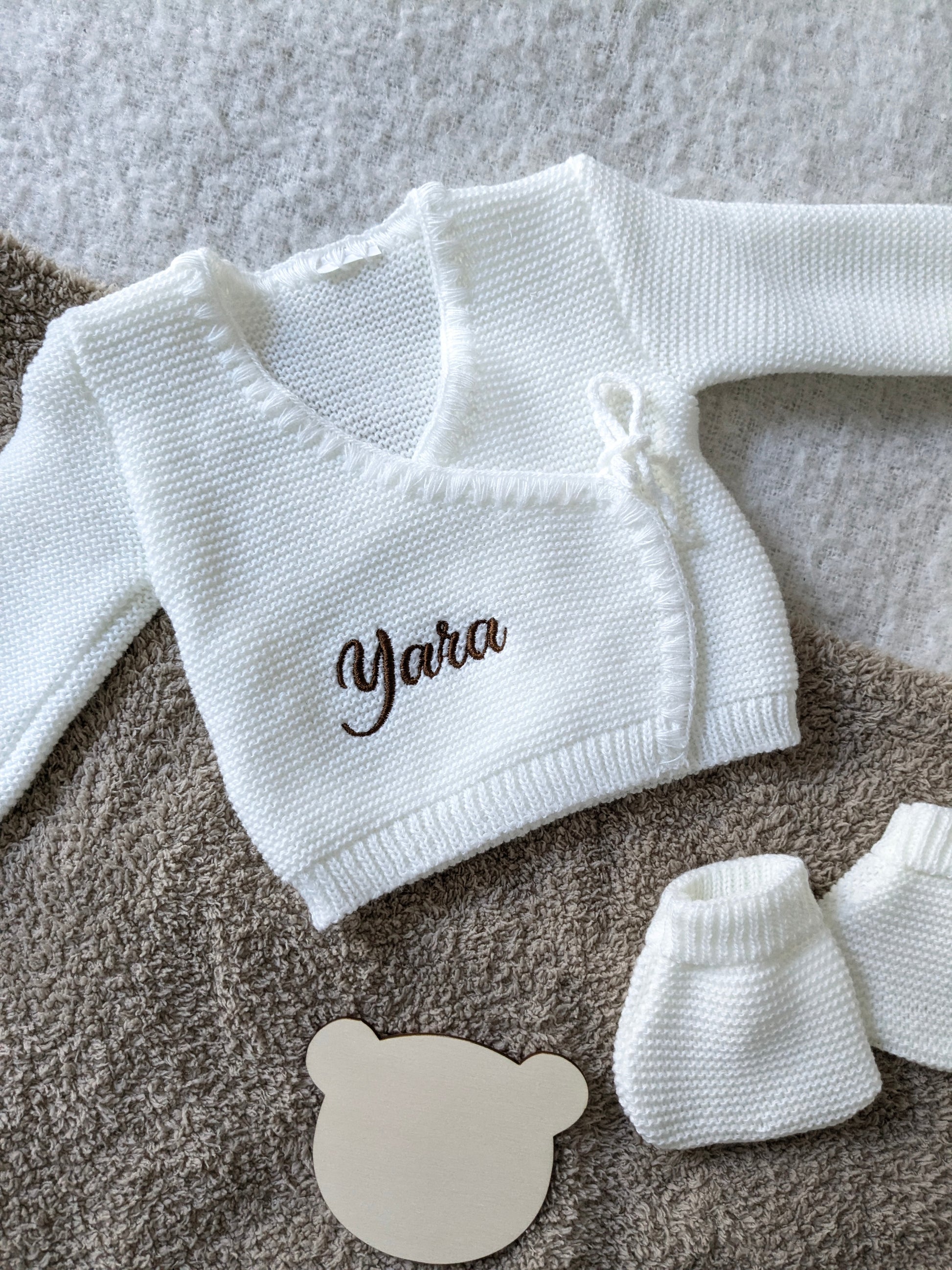 Tenue naissance bébé en maille personnalisée en blanc avec prénom