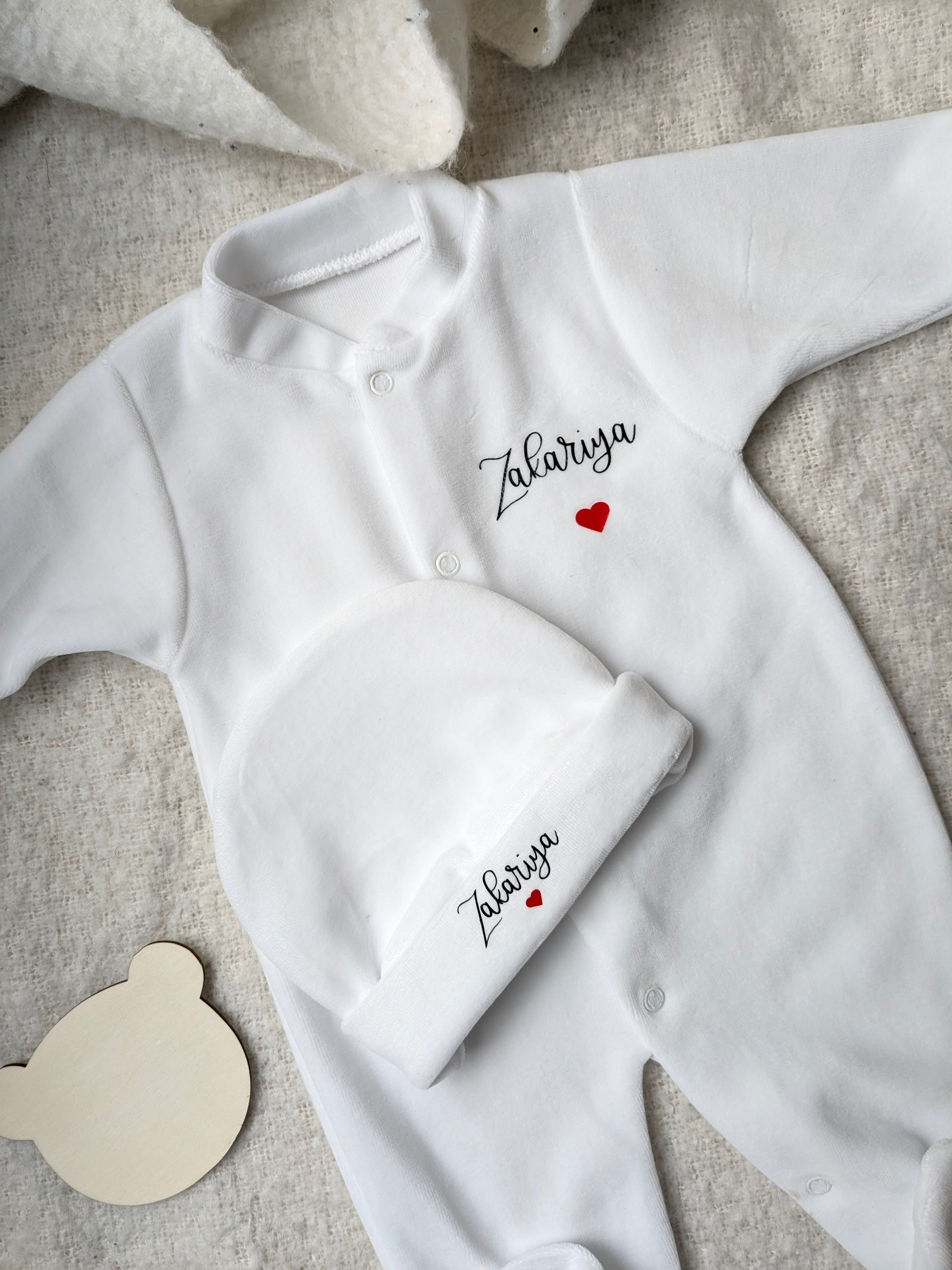 Tenue naissance garçon personnalisée en velours blanc avec prénom
